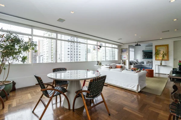 Apartamento reformado e em andar alto no Itaim.