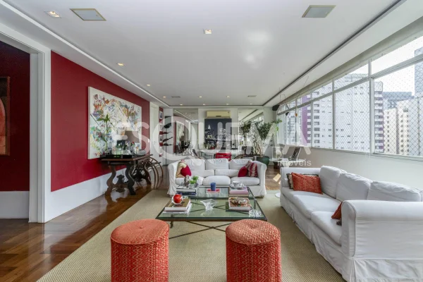 Apartamento reformado e em andar alto no Itaim.