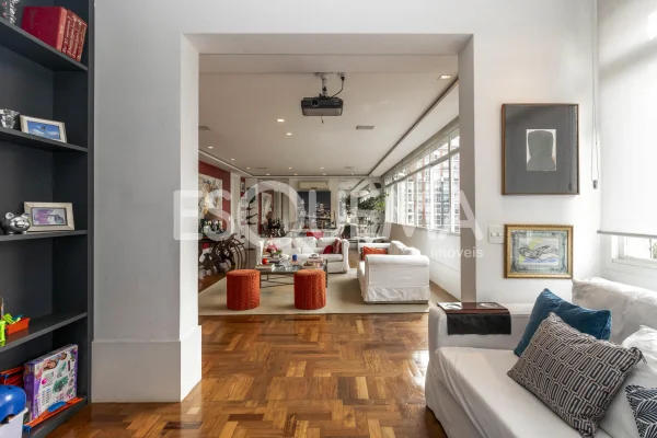 Apartamento reformado e em andar alto no Itaim.