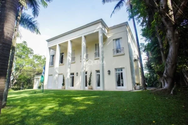 Com boiserie importado de palácio russo