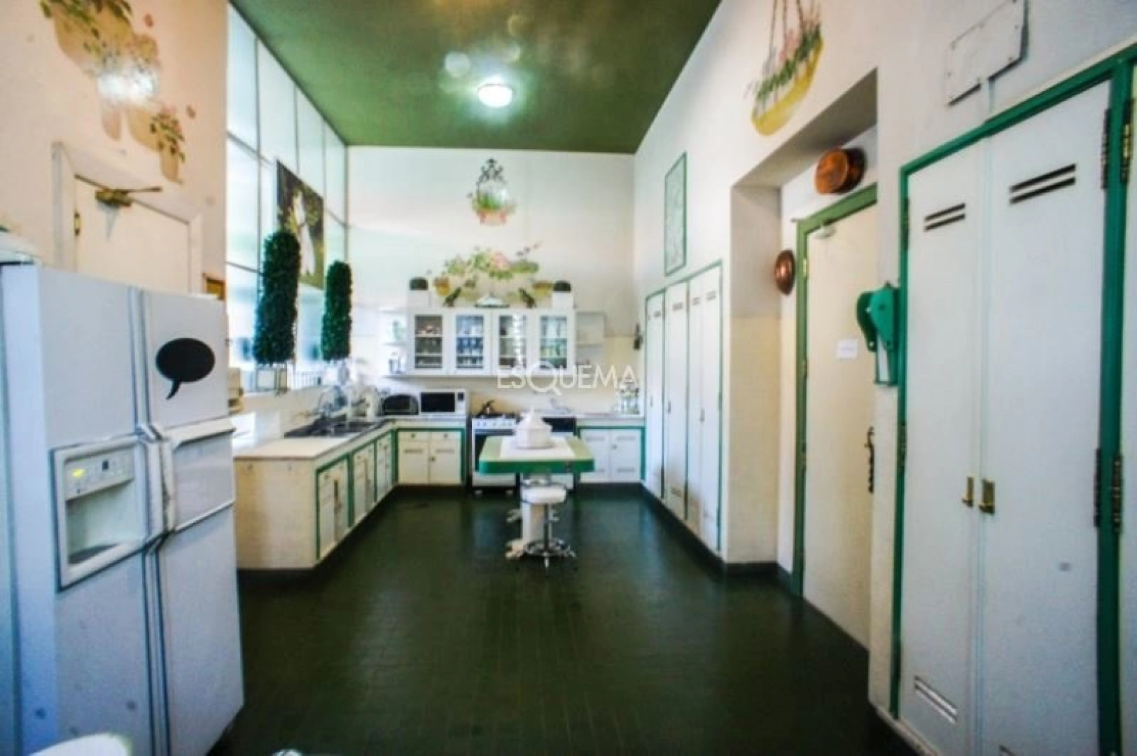 Com boiserie importado de palácio russo - Imagem 8