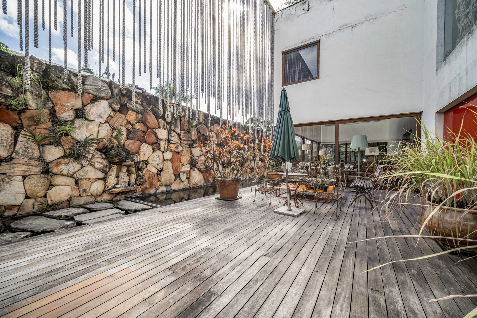 Casa com projeto premiado de Isay Weinfeld - Imagem 1