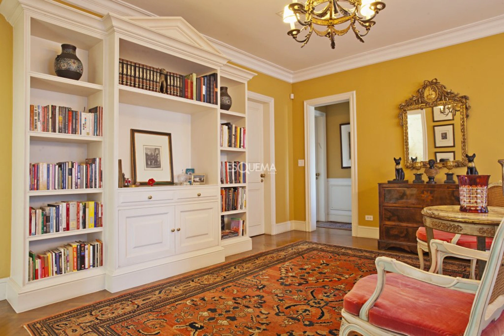Casa com ambientes amplos e pé-direito alto - Imagem 12