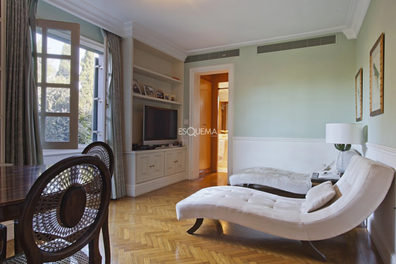 Casa com ambientes amplos e pé-direito alto - Imagem 13