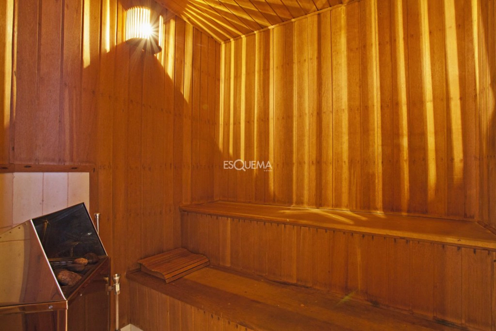 Casa com ambientes amplos e pé-direito alto - Imagem 14
