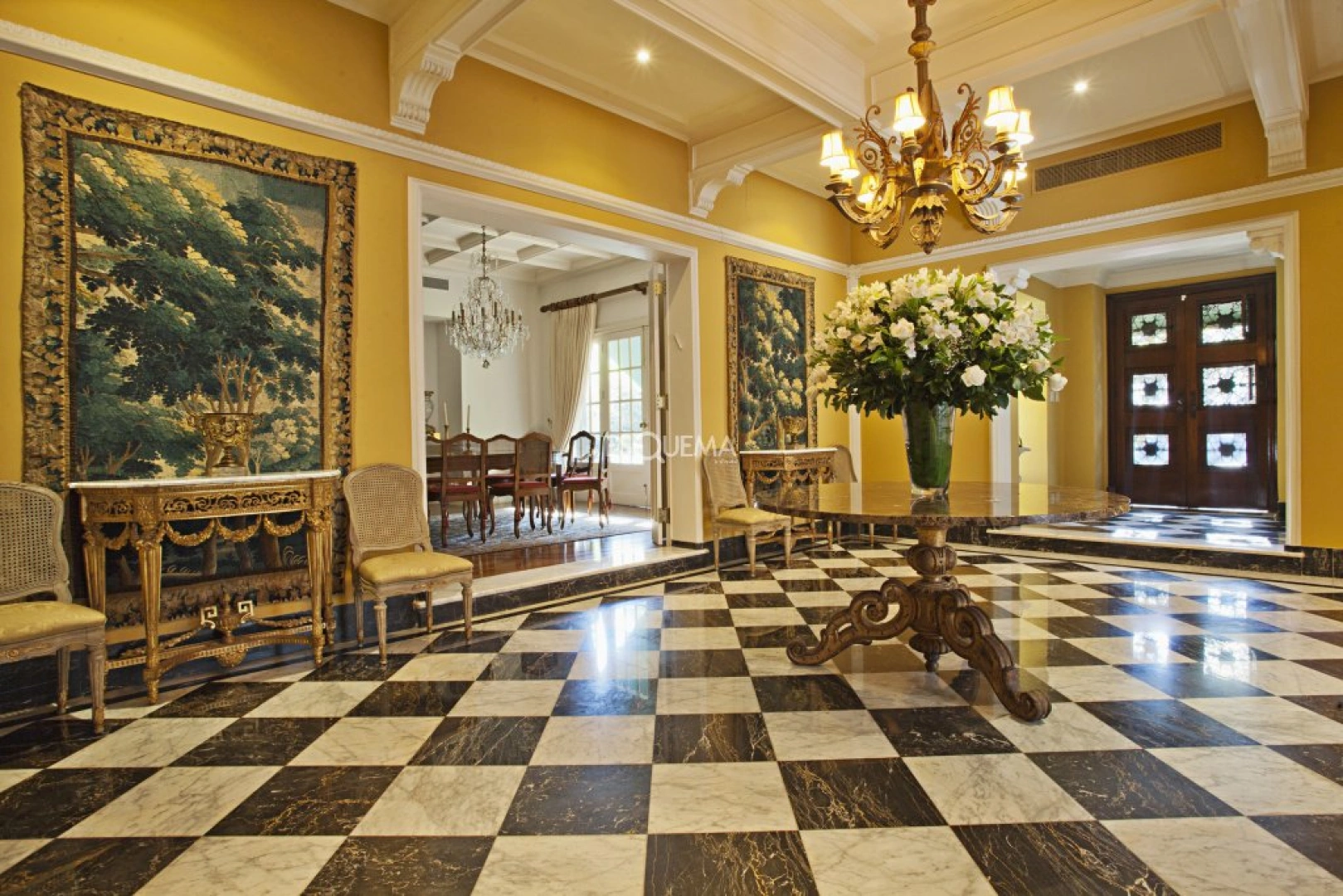 Casa com ambientes amplos e pé-direito alto - Imagem 2