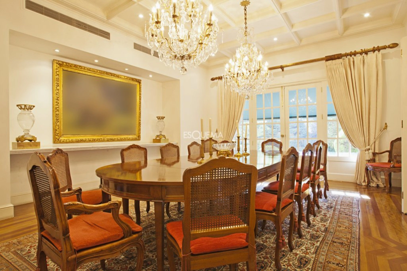 Casa com ambientes amplos e pé-direito alto - Imagem 4