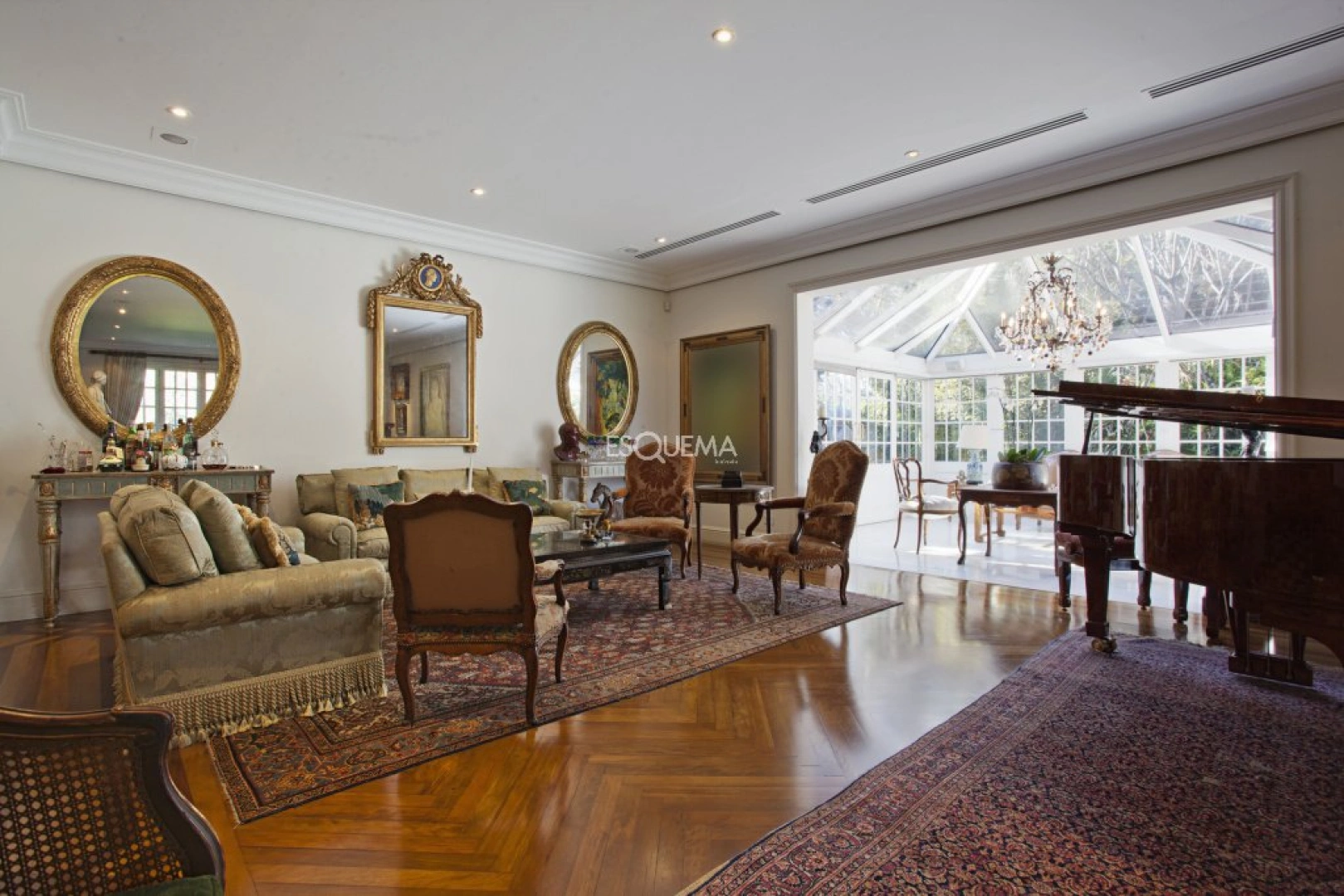 Casa com ambientes amplos e pé-direito alto - Imagem 6