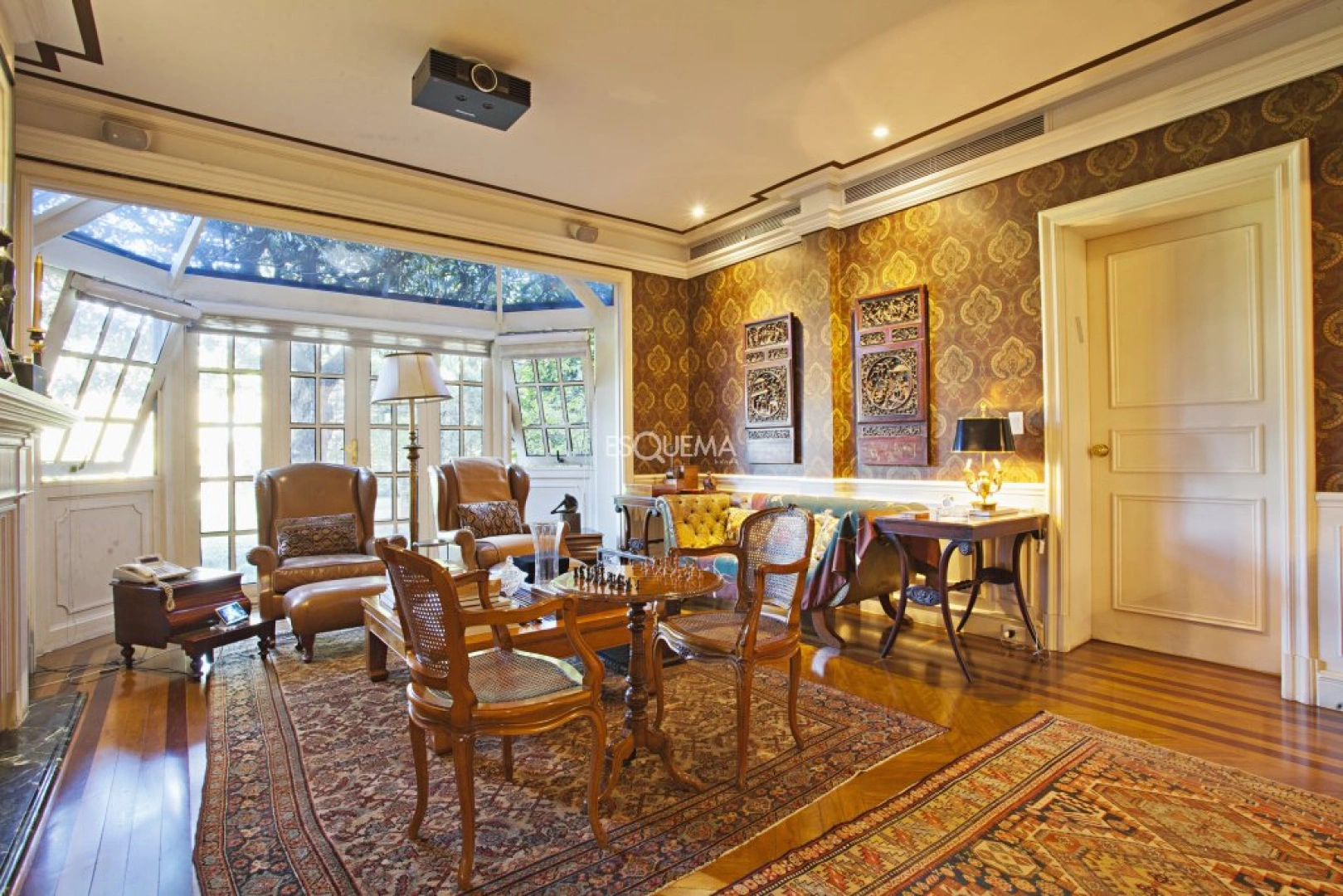 Casa com ambientes amplos e pé-direito alto - Imagem 9
