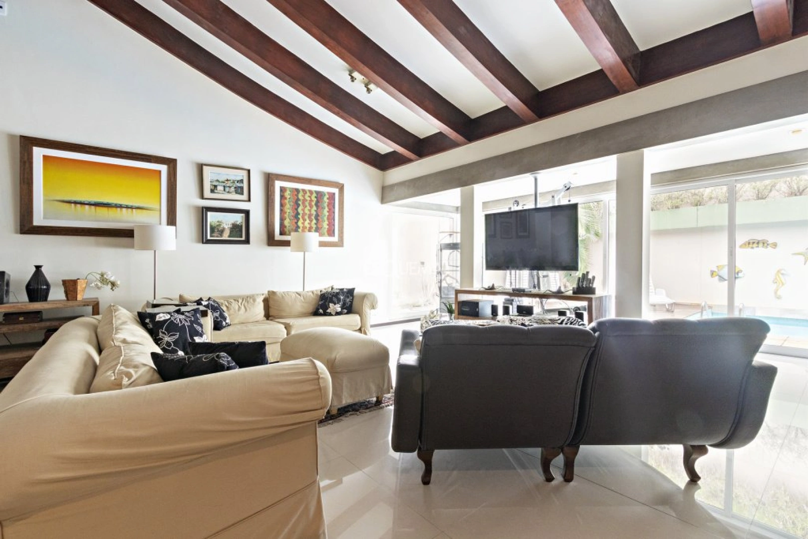 Casa com jardim e piscina - Imagem 5