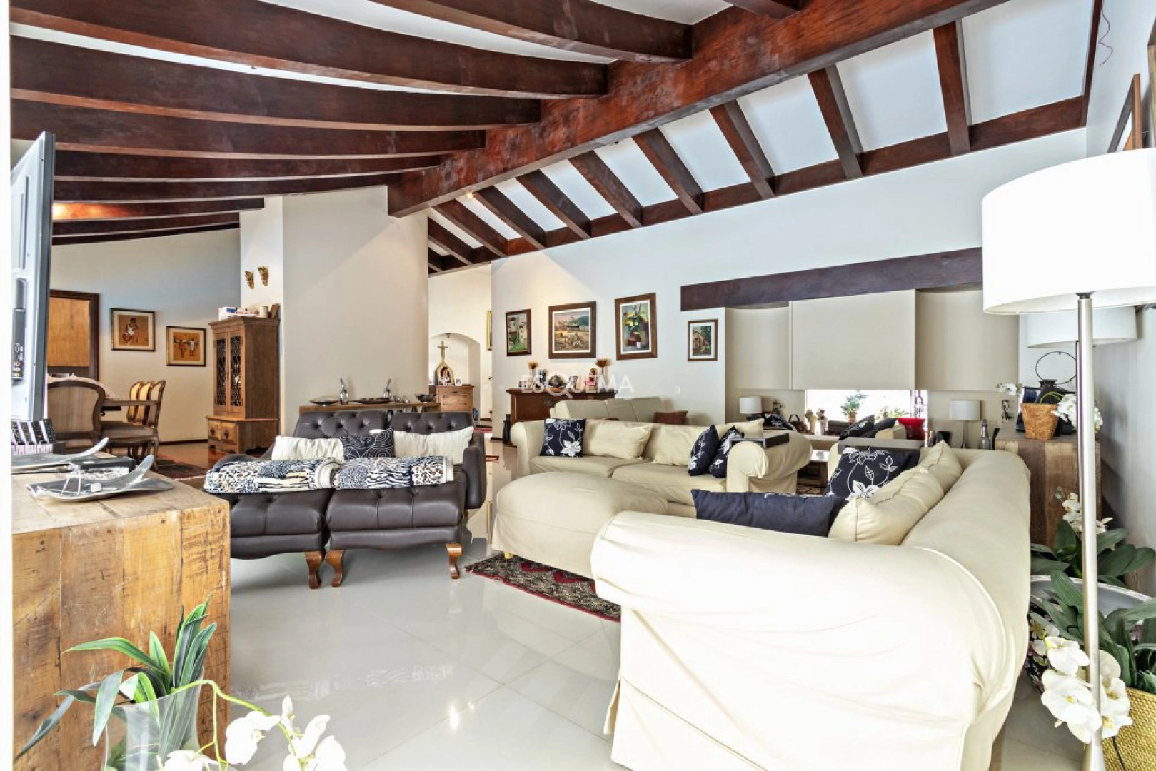 Casa com jardim e piscina - Imagem 9