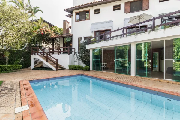 Casa com ambientes integrados e lazer completo