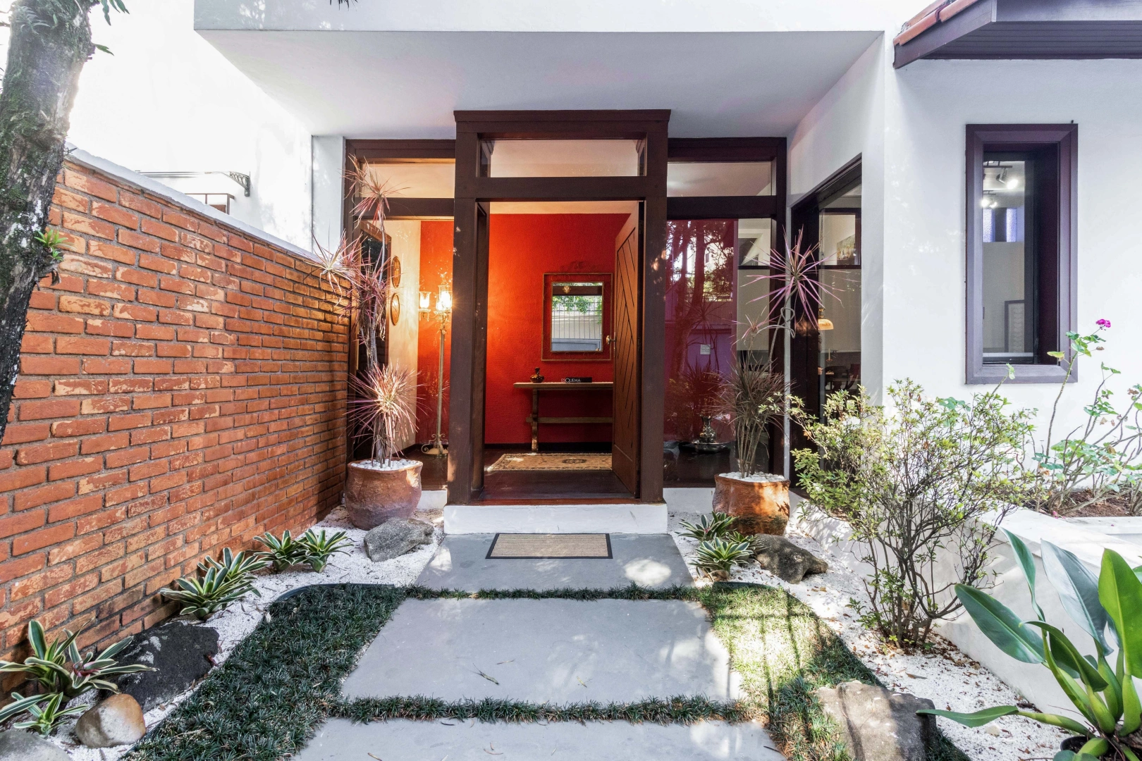 Casa com ambientes integrados e lazer completo - Imagem 2