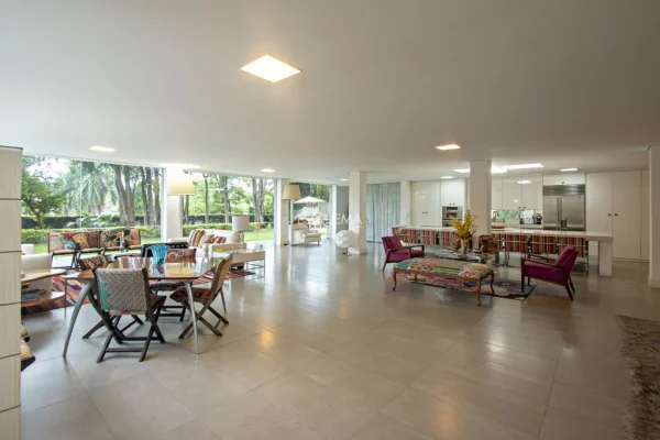 Casa moderna com piscina e ofurô