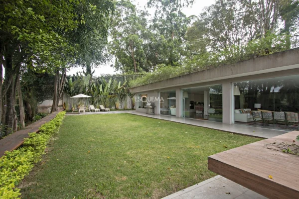 Casa moderna com piscina e ofurô