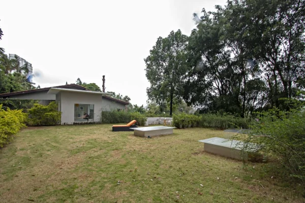 Casa moderna com piscina e ofurô