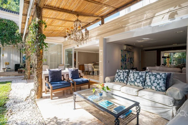 Casa com 5 suítes e ampla área externa no Jardim Guedala