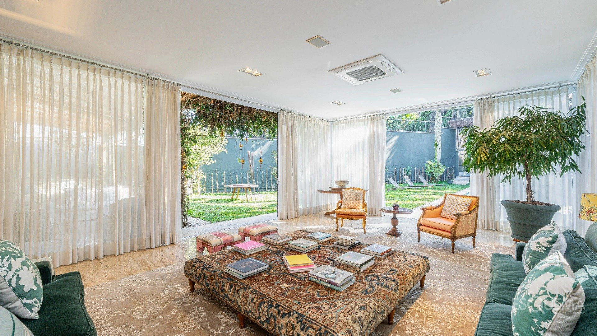 Casa com 5 suítes e ampla área externa no Jardim Guedala - Imagem 4