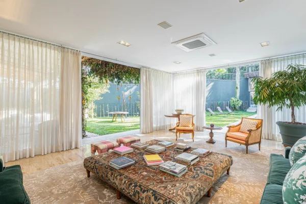 Casa com 5 suítes e ampla área externa no Jardim Guedala
