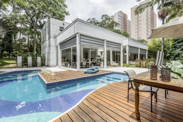 Casa em terreno com 3.000m2 em condomínio fechado