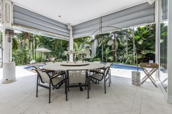 Casa em terreno com 3.000m2 em condomínio fechado
