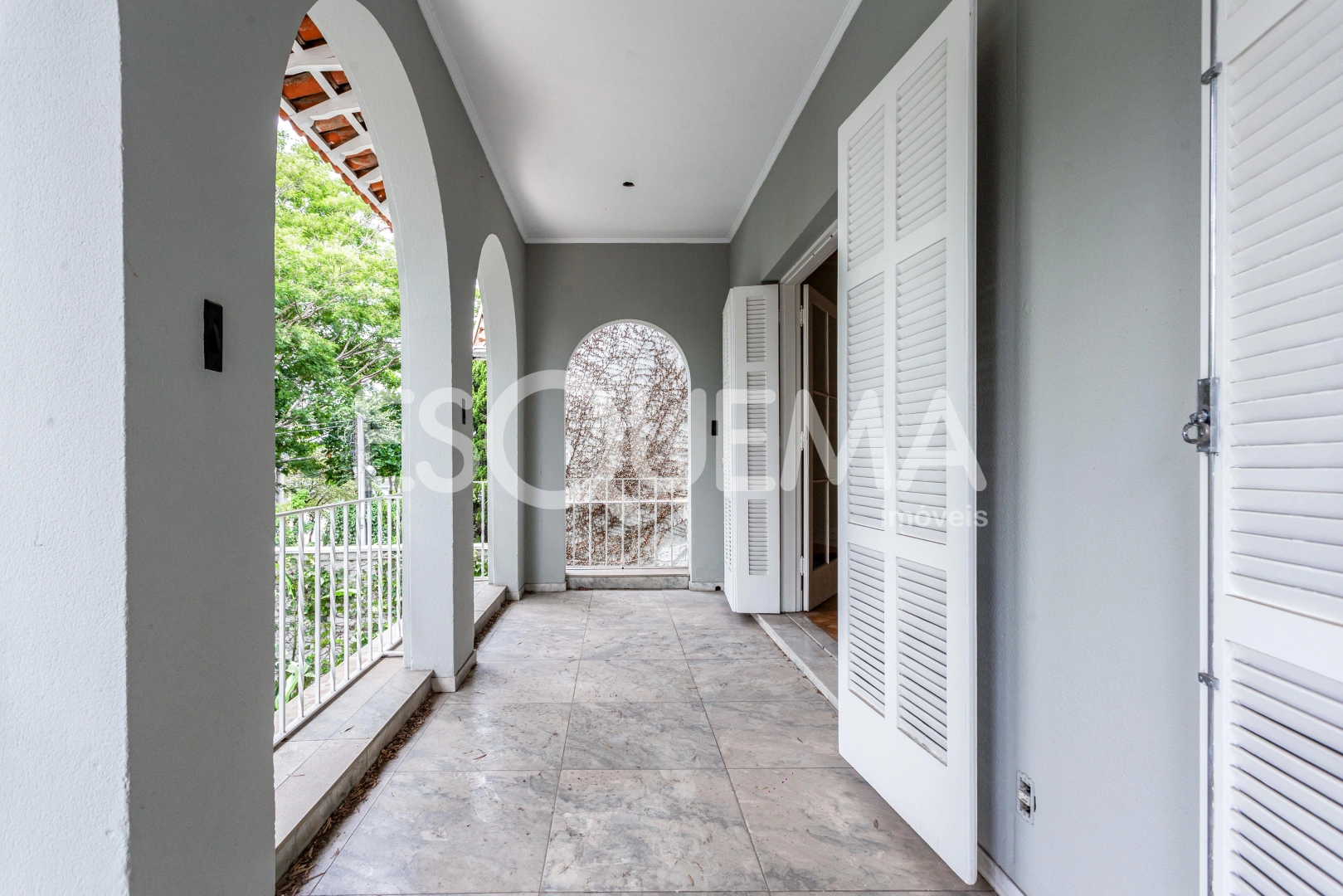 Casa com jardim em localização nobre - Imagem 13
