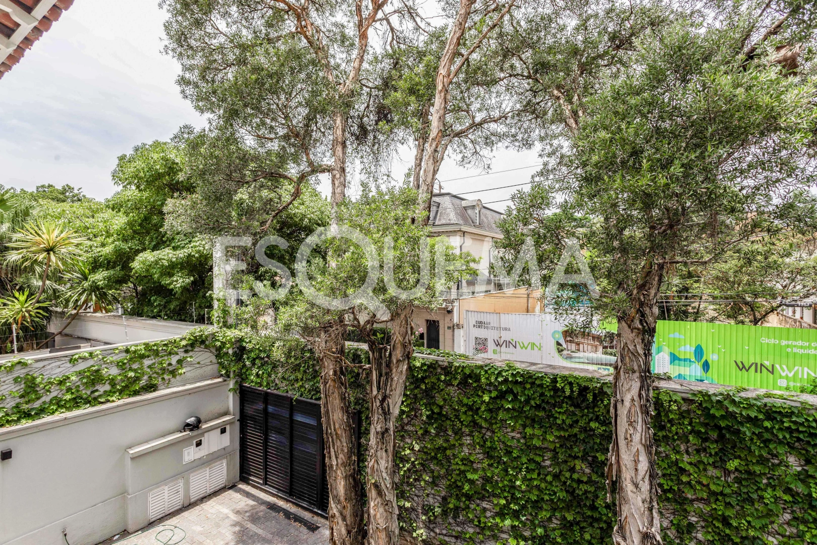 Casa com jardim em localização nobre - Imagem 14