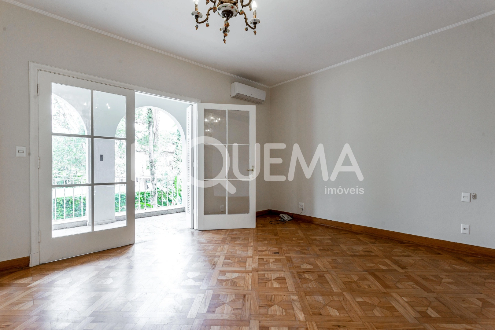 Casa com jardim em localização nobre - Imagem 15