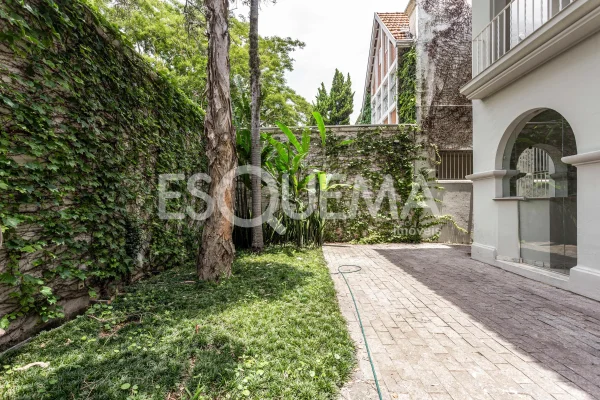 Casa com jardim em localização nobre