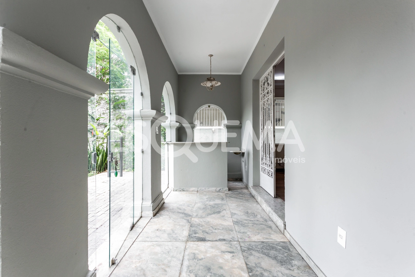 Casa com jardim em localização nobre - Imagem 2
