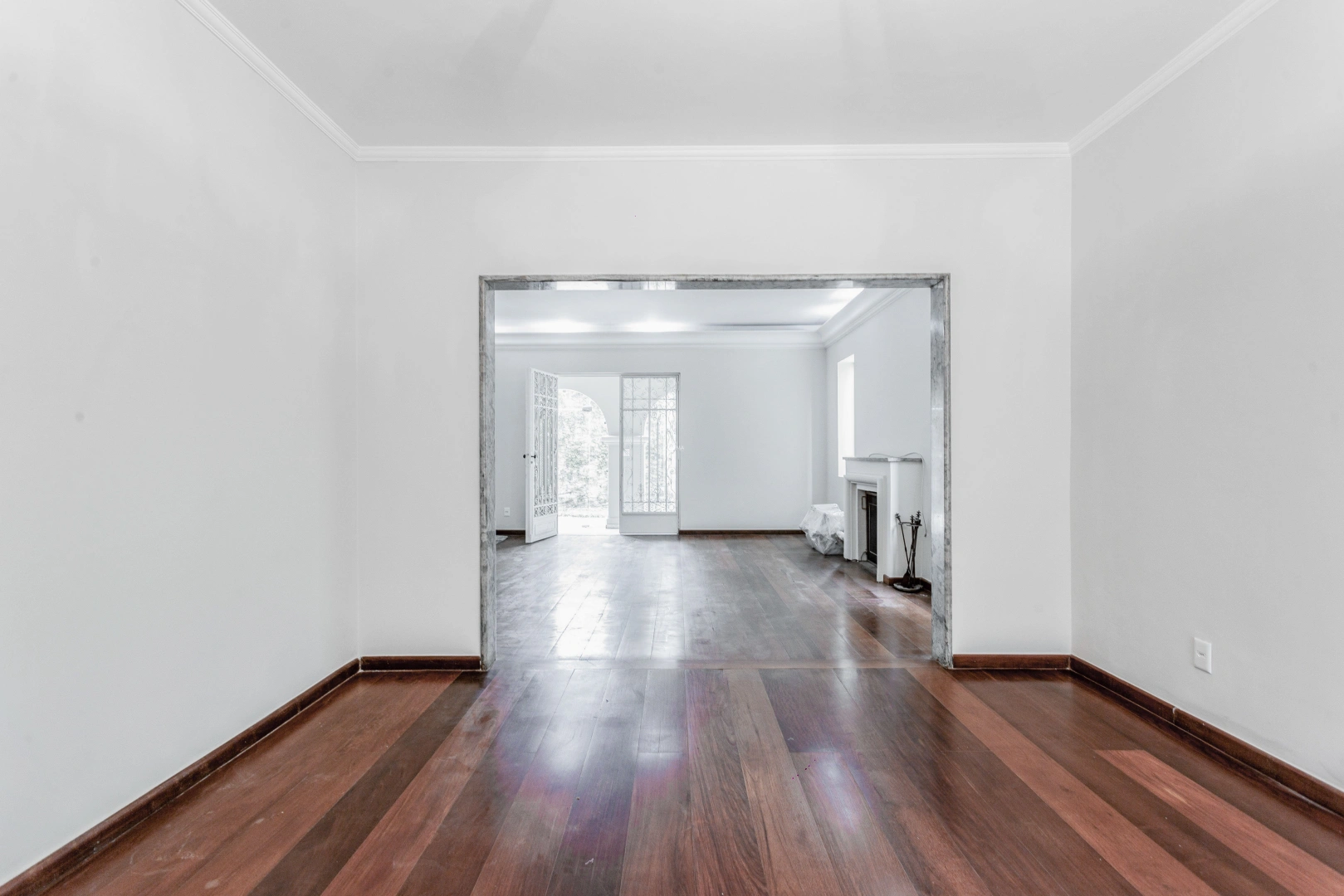 Casa com jardim em localização nobre - Imagem 5
