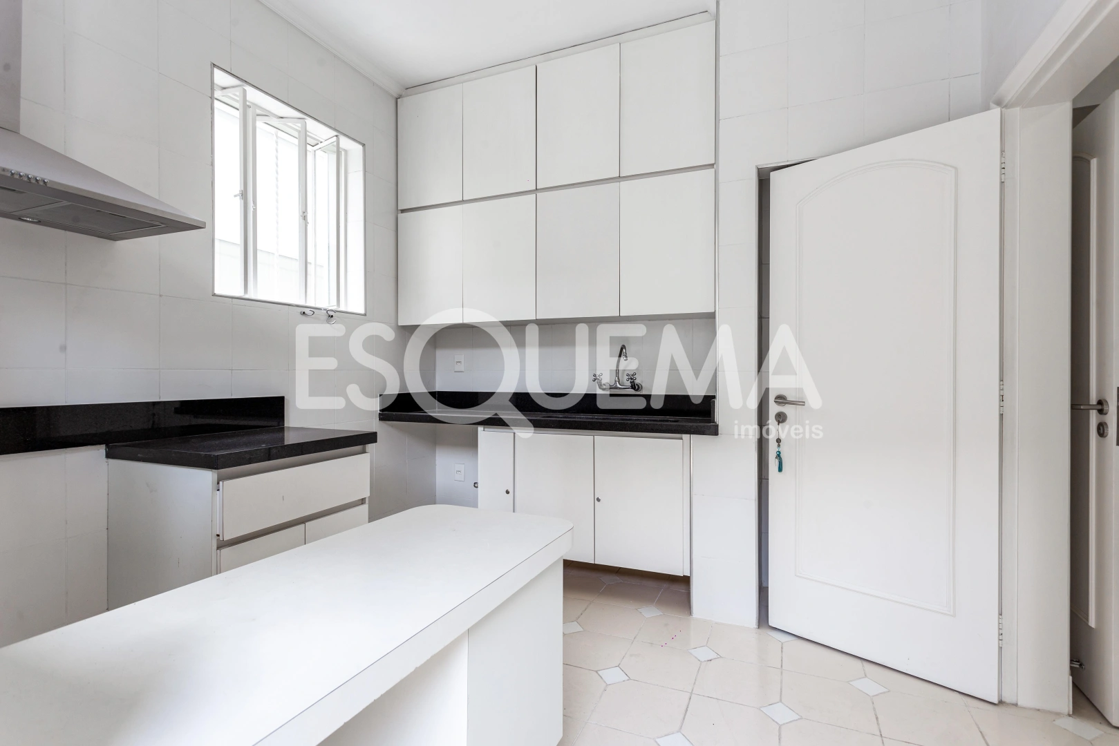 Casa com jardim em localização nobre - Imagem 7