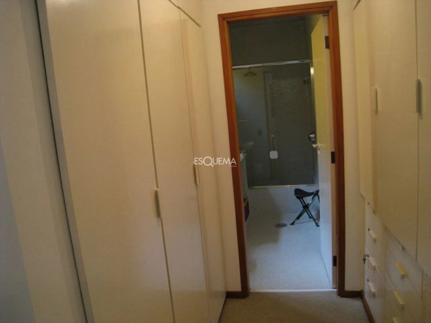 Casa compacta com muita transparência e madeira - Imagem 11