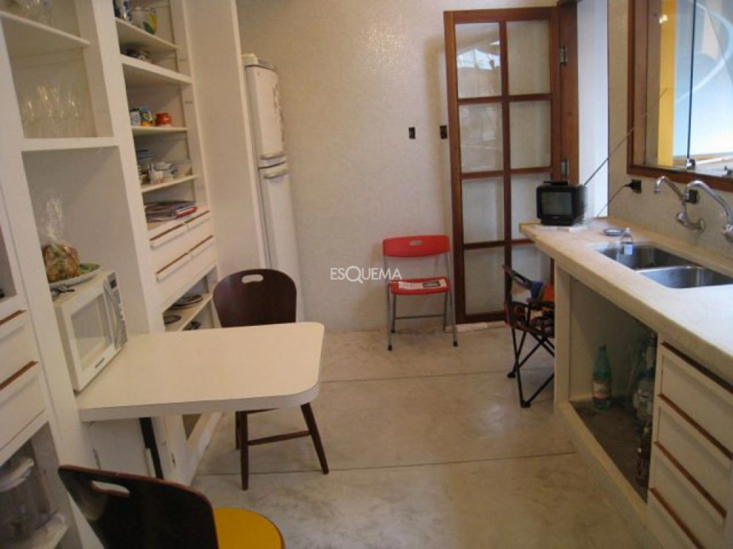 Casa compacta com muita transparência e madeira - Imagem 14