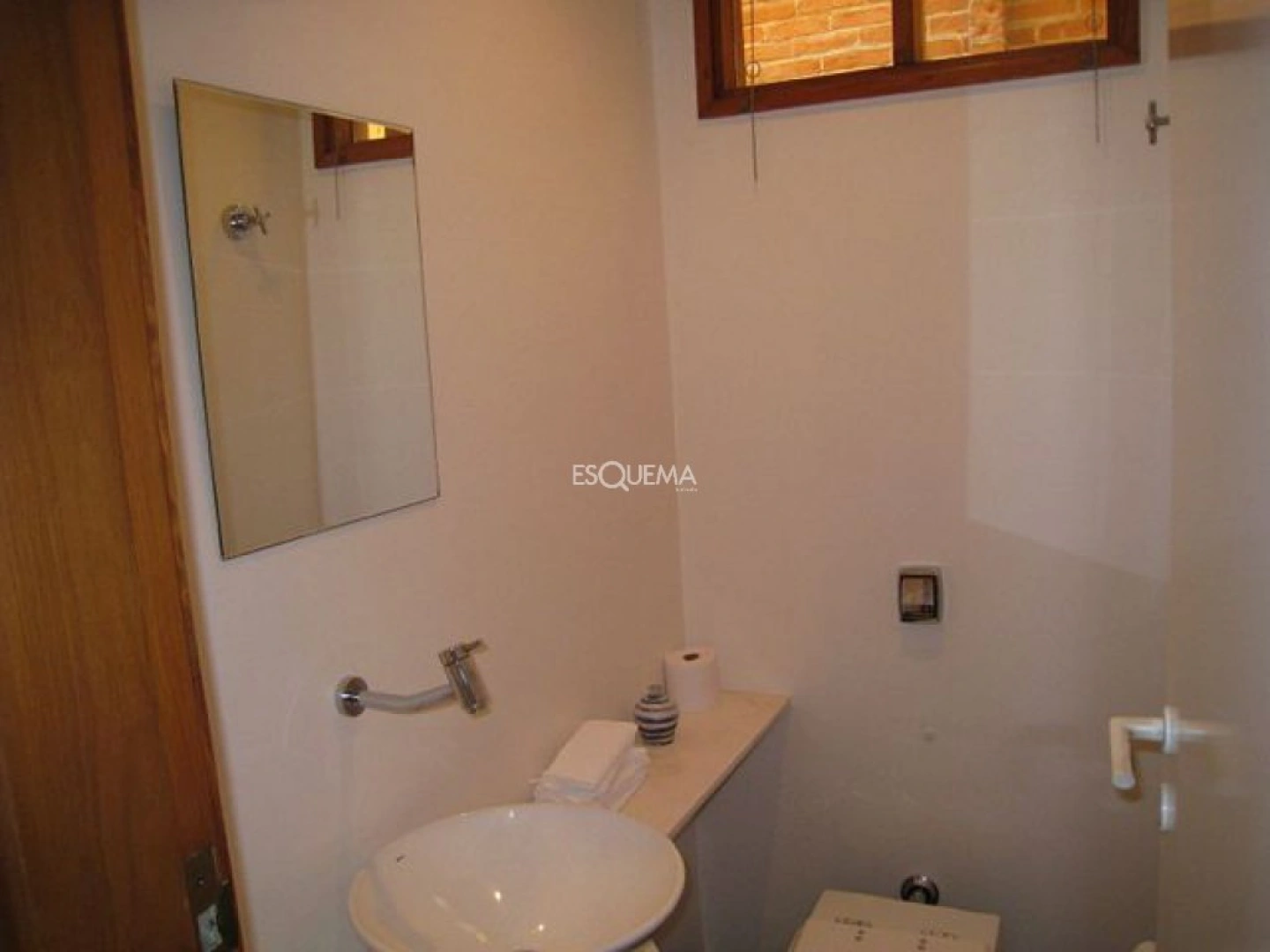 Casa compacta com muita transparência e madeira - Imagem 15