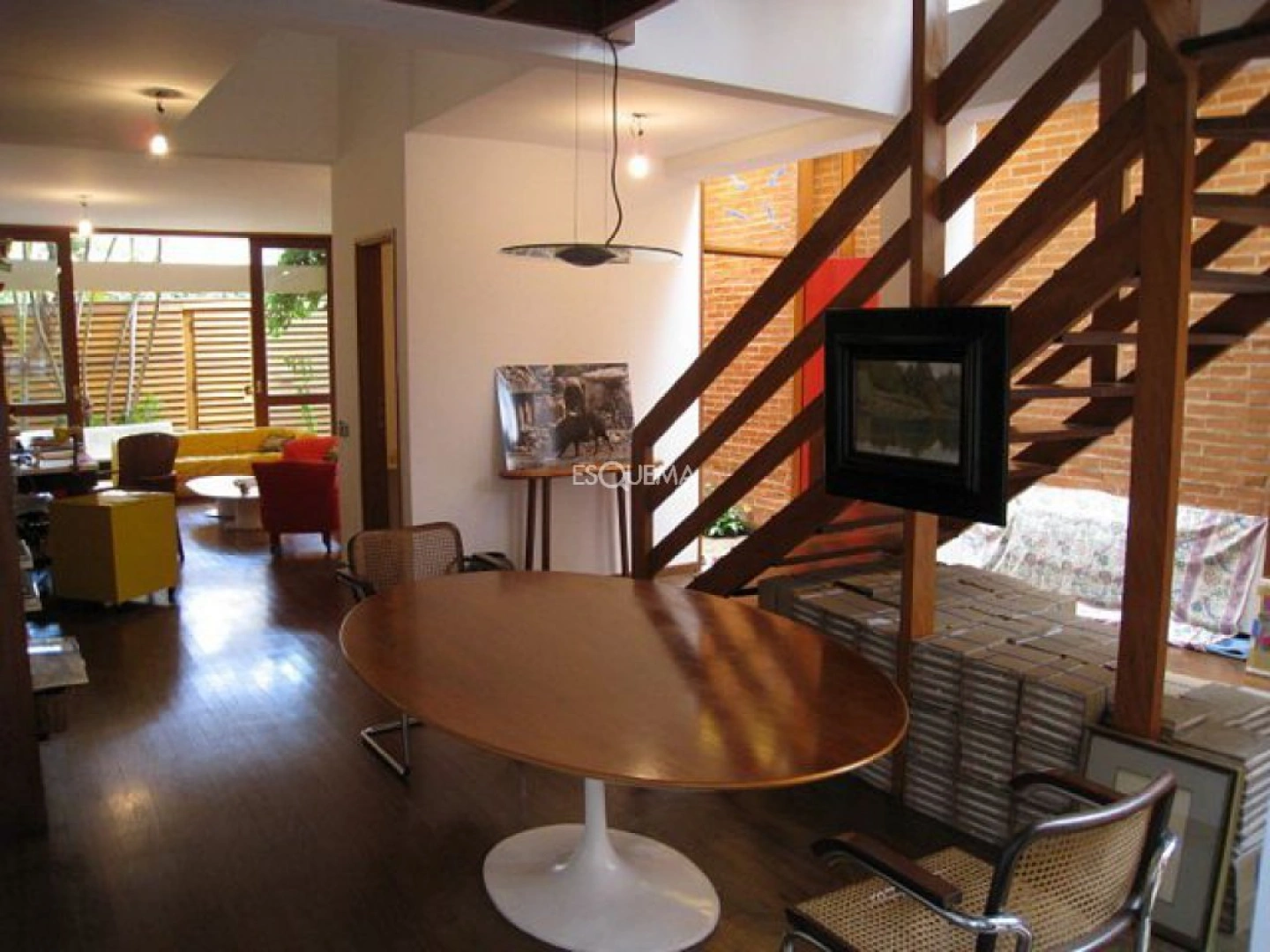 Casa compacta com muita transparência e madeira - Imagem 2