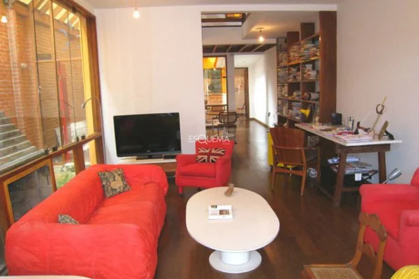 Casa compacta com muita transparência e madeira