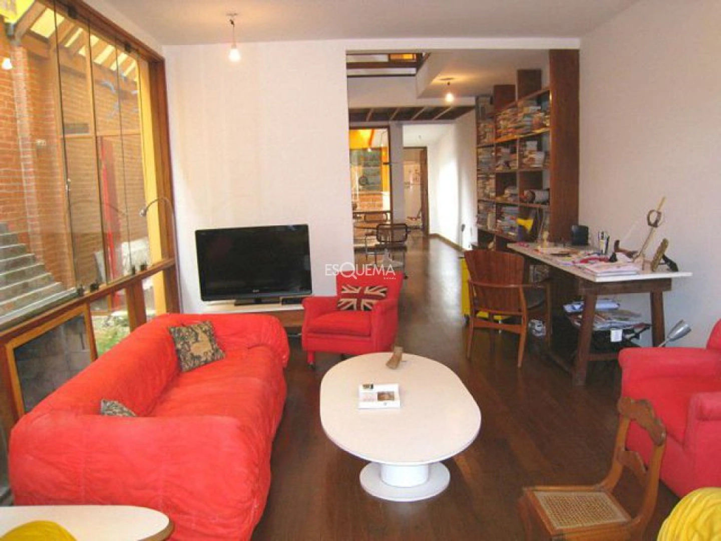 Casa compacta com muita transparência e madeira - Imagem 4