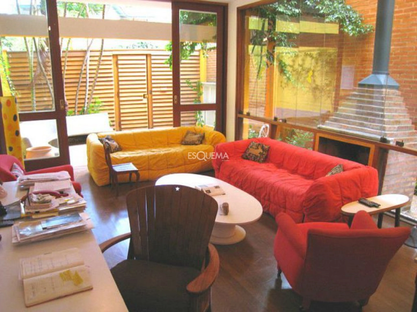 Casa compacta com muita transparência e madeira - Imagem 5