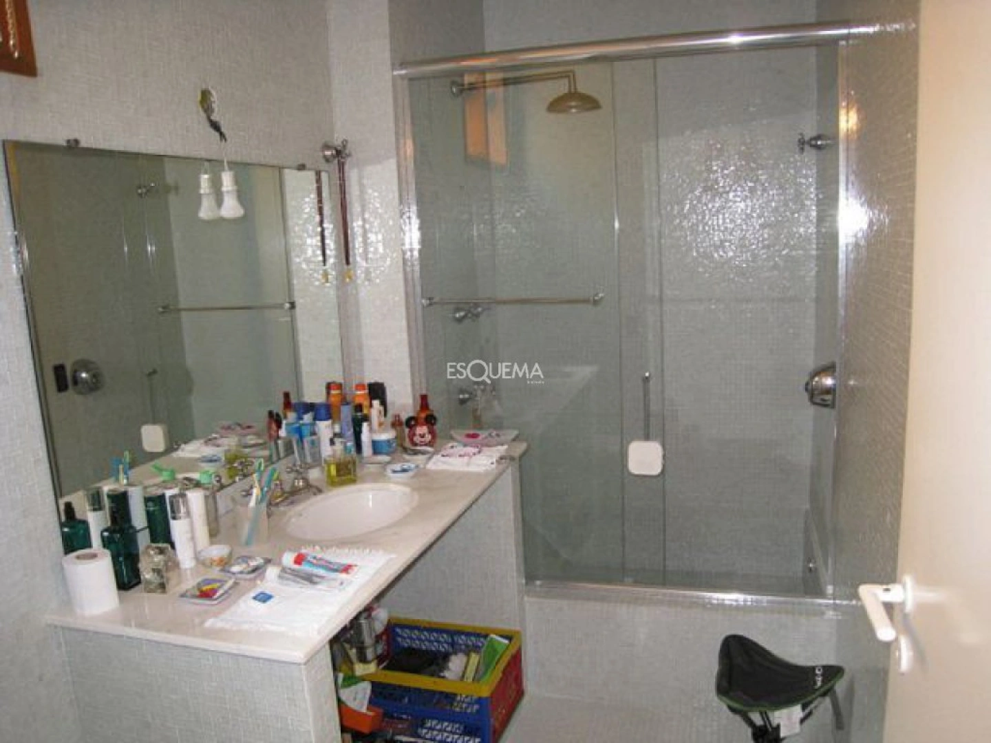 Casa compacta com muita transparência e madeira - Imagem 8