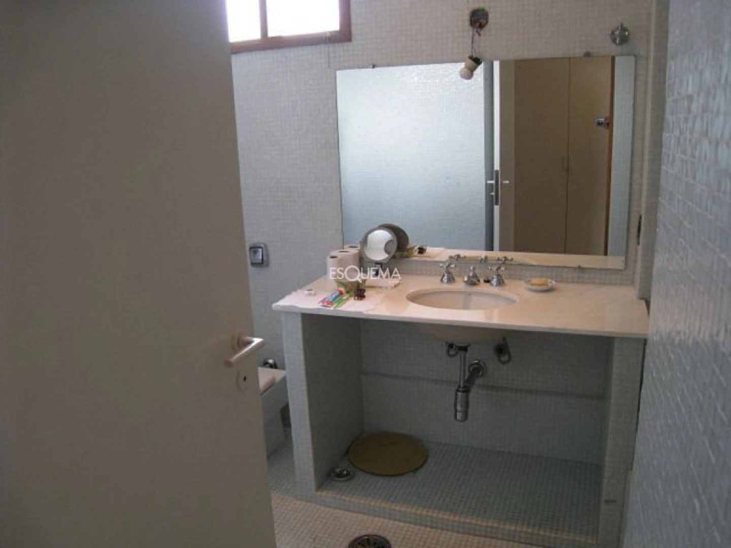 Casa compacta com muita transparência e madeira - Imagem 9