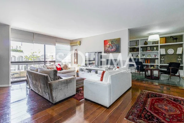 Apartamento reformado em prédio assinado por Ruy Ohtake