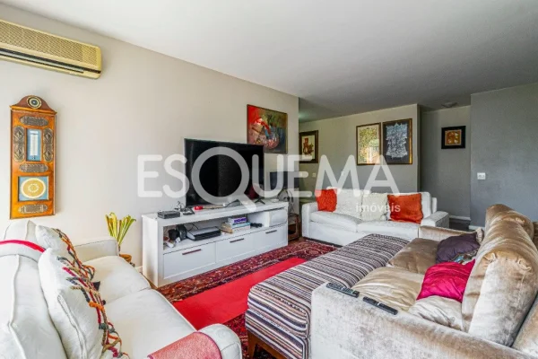 Apartamento reformado em prédio assinado por Ruy Ohtake