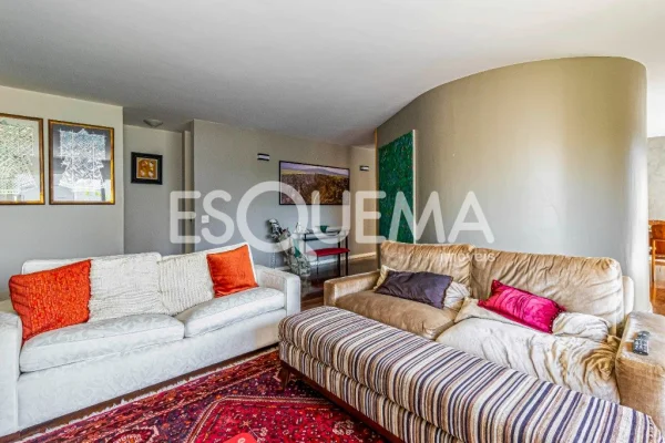 Apartamento reformado em prédio assinado por Ruy Ohtake