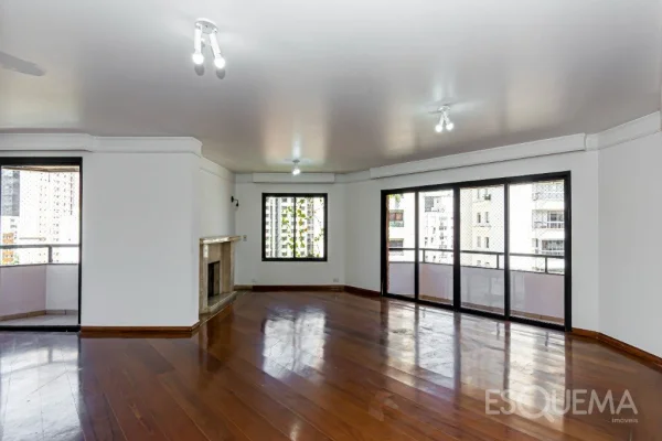 Apartamento amplo em rua tranquila no Itaim Bibi