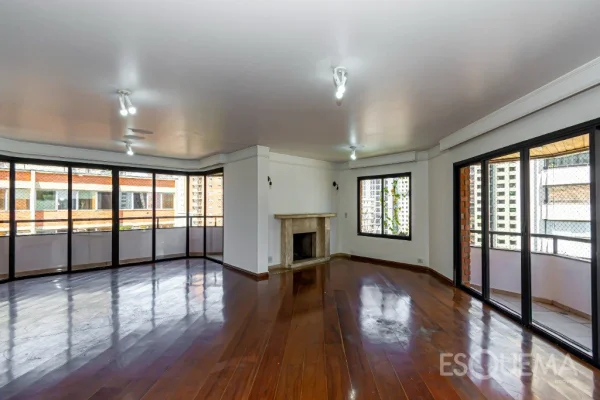 Apartamento amplo em rua tranquila no Itaim Bibi