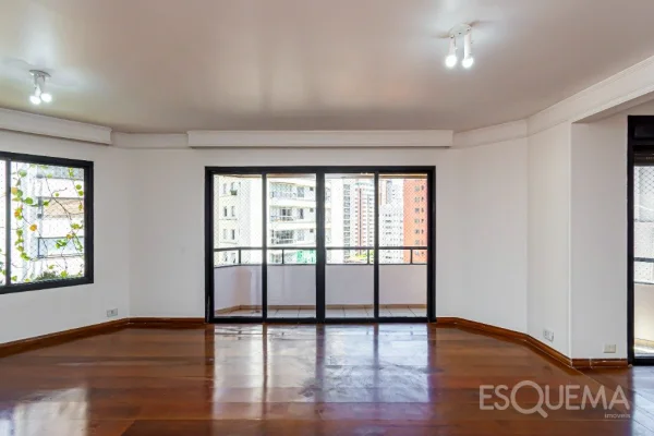 Apartamento amplo em rua tranquila no Itaim Bibi