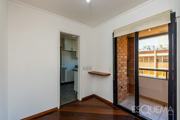 Apartamento amplo em rua tranquila no Itaim Bibi