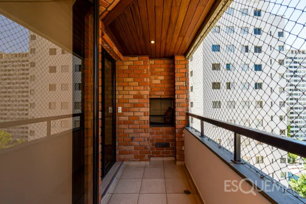 Apartamento amplo em rua tranquila no Itaim Bibi