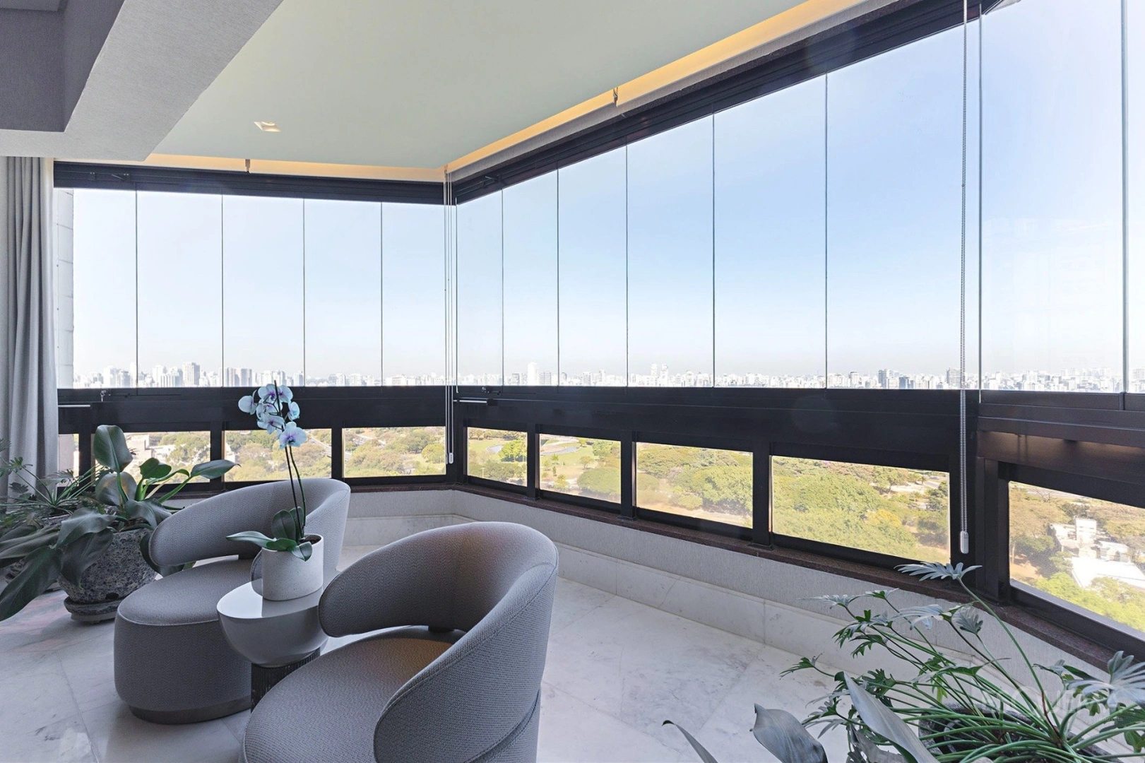Apartamento reformado e com varanda - Imagem 1